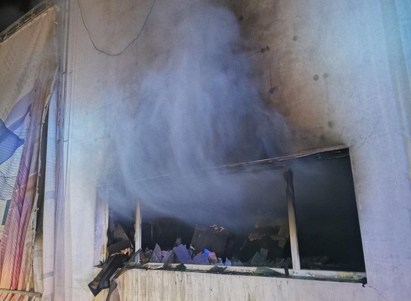 Шест екипа пловдивски огнеборци гасиха пожар в мебелен шоурум на