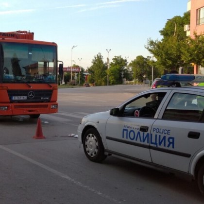 Камион за отпадъци блъсна жена на пешеходна пътека в Горна