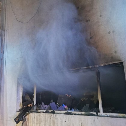 Шест екипа пловдивски огнеборци гасиха пожар в мебелен шоурум на