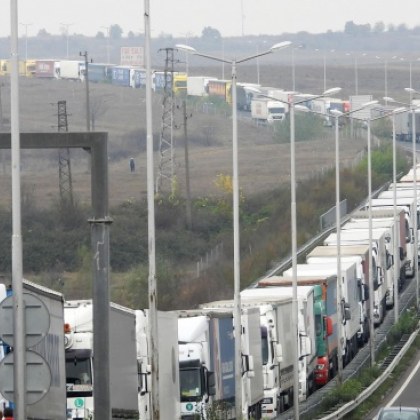 Хаос на границата с Турция Десетки камиони чакат часове наред