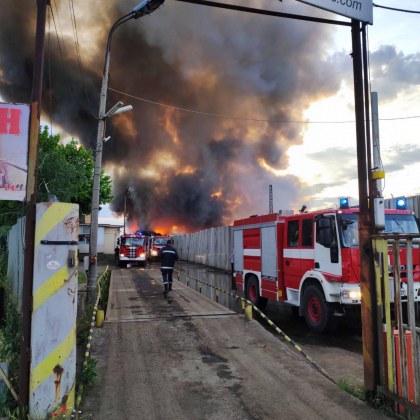 Пожарът до Пазарджик който започна днес по рано все още продължава