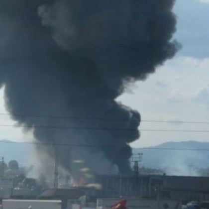 Зловещ пожар с десетки коли в Пазарджик СНИМКИ