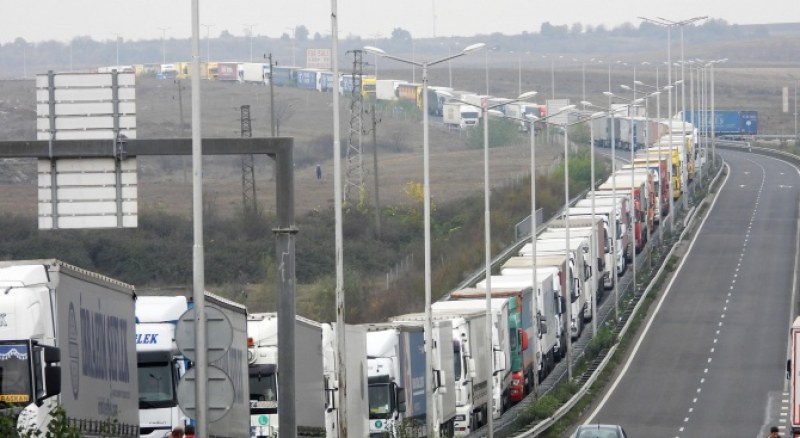 Хаос на границата с Турция. Десетки камиони чакат часове наред