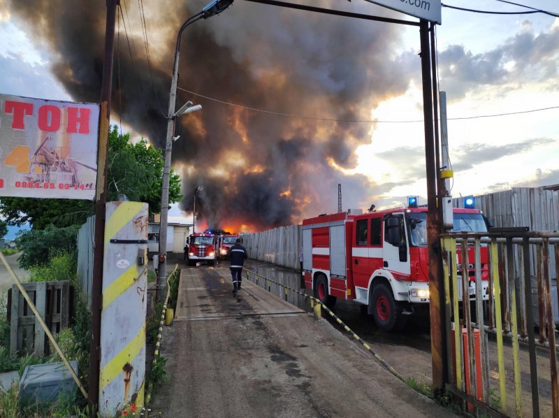 Пожарът до Пазарджик, който започна днес по-рано, все още продължава
