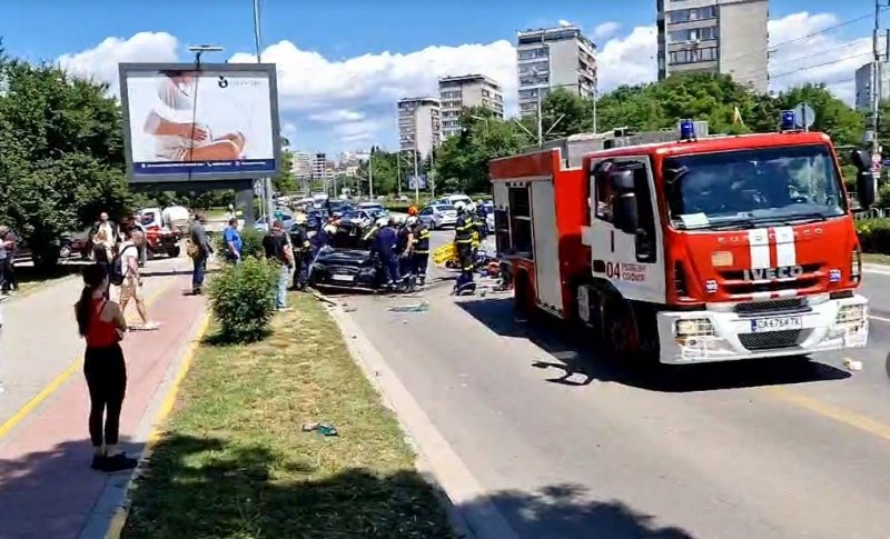 Тежка катастрофа в София, режат ламарини да извадят пострадал СНИМКИ