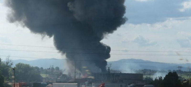 Зловещ пожар с десетки коли в Пазарджик СНИМКИ