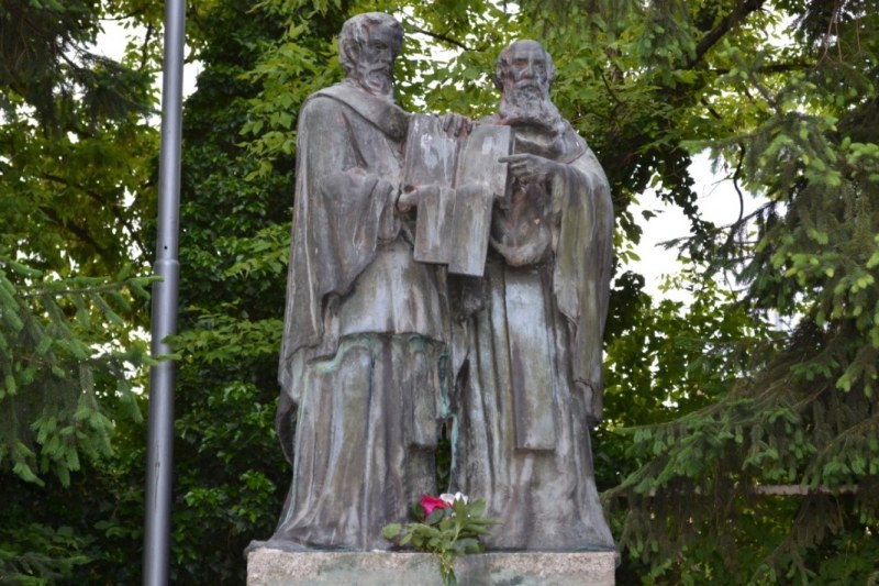 Къде се намира първият паметник на Кирил и Методий