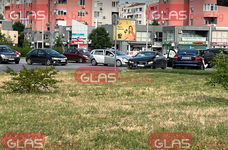 Тежка катастрофа в Пловдив, две коли се блъснаха на кръгово СНИМКИ*