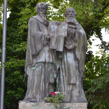 Къде се намира първият паметник на Кирил и Методий