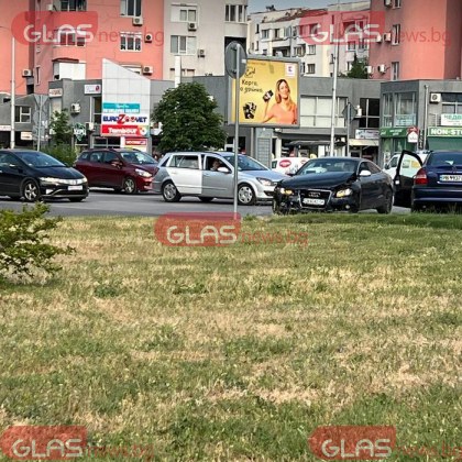 Тежка катастрофа в Пловдив, две коли се блъснаха на кръгово СНИМКИ*
