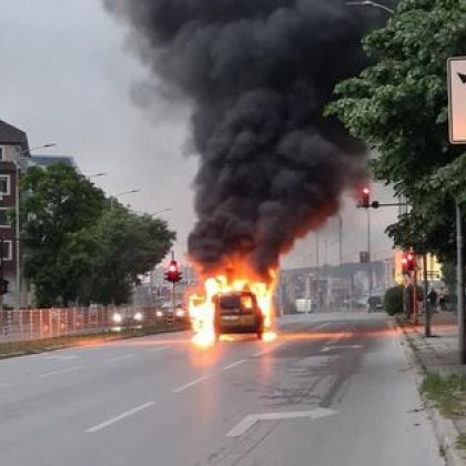 Кола избухна в пламъци на булевард във Варна научи GlasNews bg
