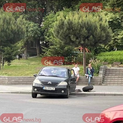 Младежи останаха без гума след катастрофа в Пловдив СНИМКИ