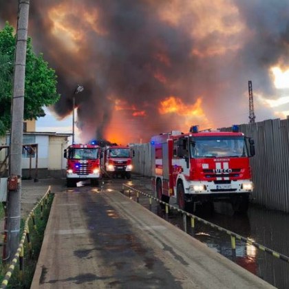 Пожарът в бившата база за вторични суровини в Пазарджик е