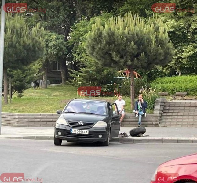 Младежи останаха без гума след катастрофа в Пловдив СНИМКИ
