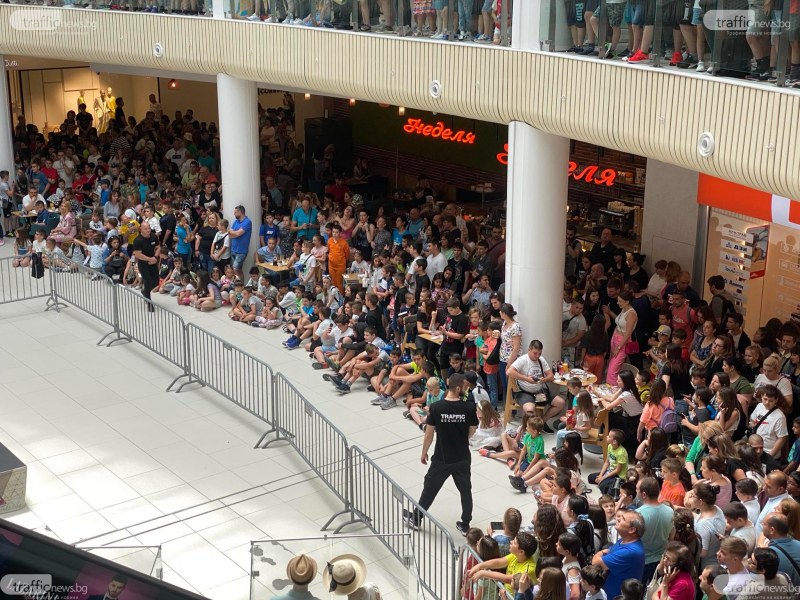 Огромно стълпотворение в Plovdiv Plaza Mall, стотици чакат за среща със Слави от 