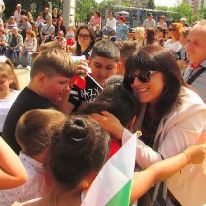 Ученици напуснаха шествието за 24 май, за да поздравят своята учителка СНИМКА