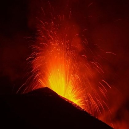 Вулканът Етна отново се пробуди с мощно изригване Вулканът изхвърли облак