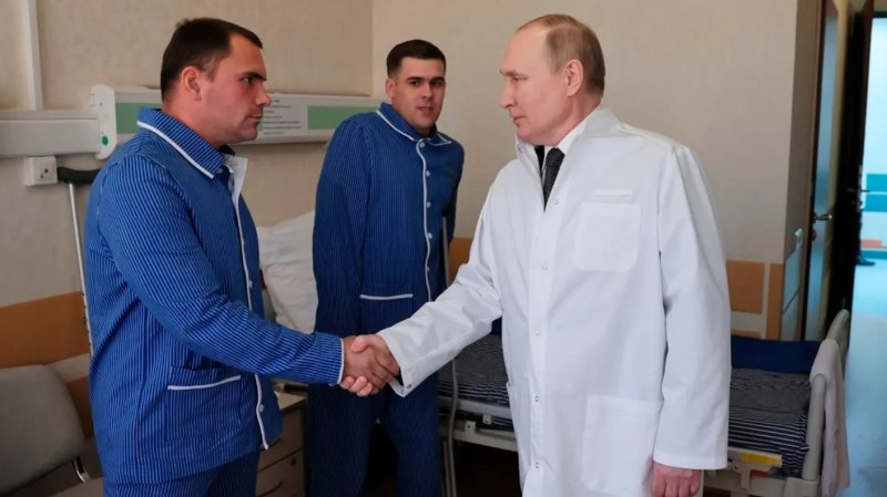 Путин на посещение в болница при ранени руски войници