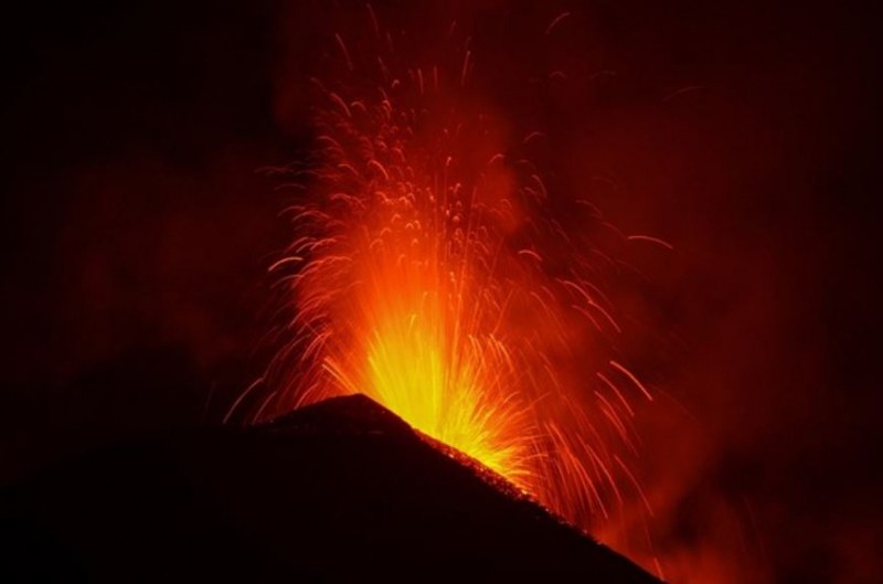 Вулканът Етна отново се пробуди с мощно изригване Вулканът изхвърли облак