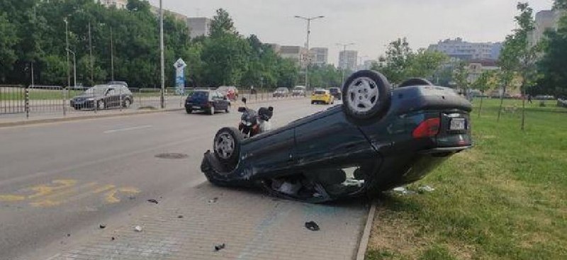 Кола се обърна по таван след катастрофа СНИМКИ
