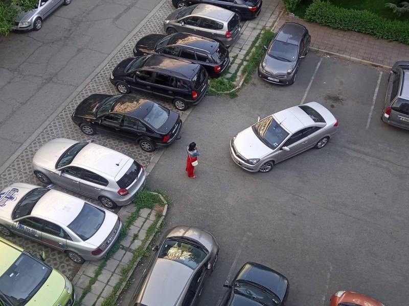 Майстор: Шофьор с нагло паркиране блокира цял паркинг с коли