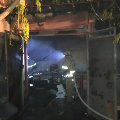 Четири пожарни екипа гасиха горяща работилница на бул Марица в