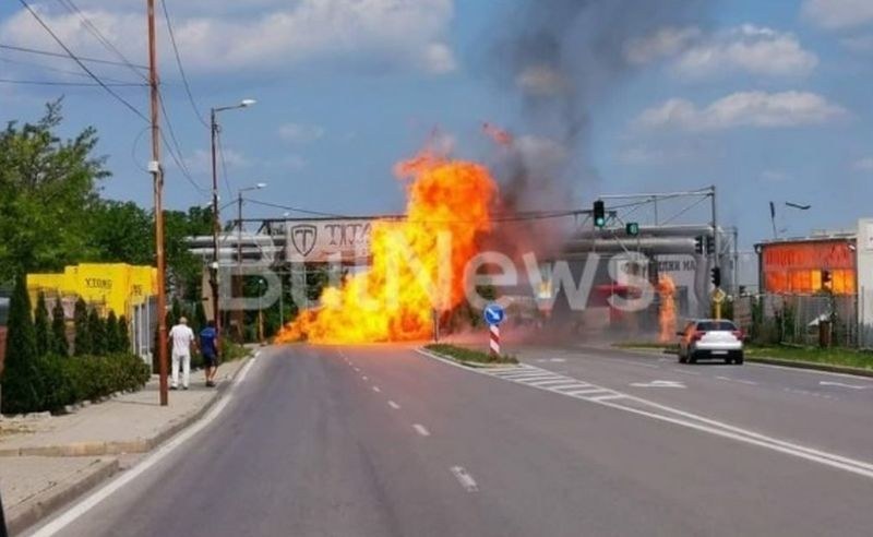 Огнени пламъци 40 метра над земята! Гръмнаха тръби на АресГаз във Враца