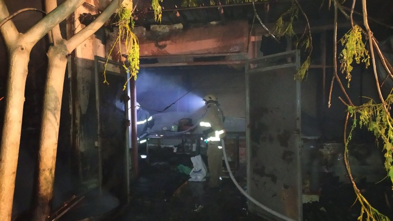 Работилница се запали в Пловдив СНИМКИ