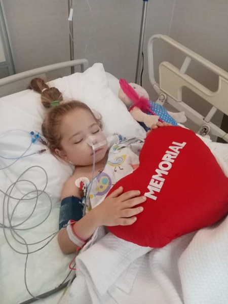 6-годишната Теди претърпява множество операции, заради проблеми с бъбреците. Тя