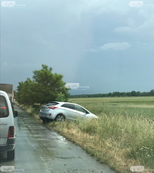Кола се заби в канавка на път край Пловдив СНИМКИ