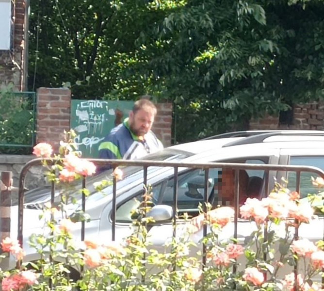 Мъж с бинтована ръка проси от шофьори в Пловдив. Те се усъмниха СНИМКИ