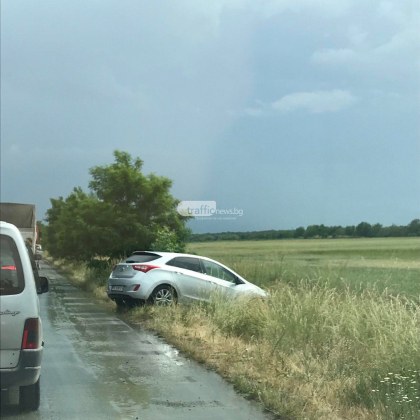 Пловдивски автомобилил излетя от пътя и се заби в канавката