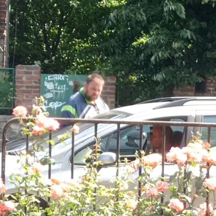 Мъж с бинтована ръка проси от шофьори в Пловдив. Те се усъмниха СНИМКИ