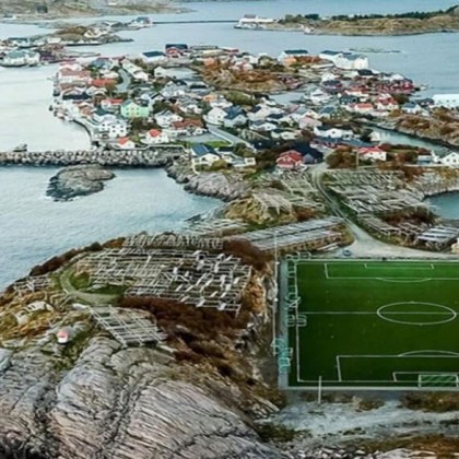 Хенингсваер Stadion е футболен стадион разположен в село Лофотенските острови