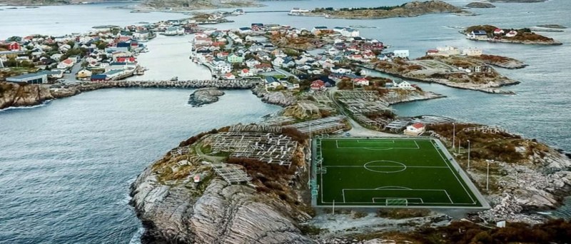 Хенингсваер Stadion е футболен стадион, разположен в село Лофотенските острови