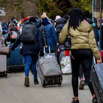 Първият влак с украински бежанци които ще бъдат преместени от