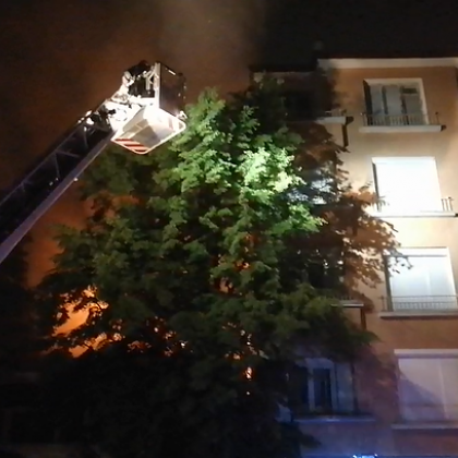 Голям пожар горя тази нощ в сграда в София Около