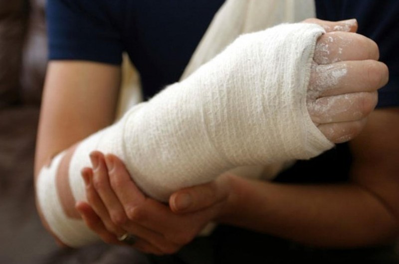 Дете със счупени ръце се явява на НВО, защото законът не разрешва другояче