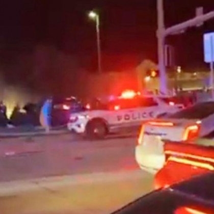 Две коли се врязаха в група пешеходци, има жертви и много ранени