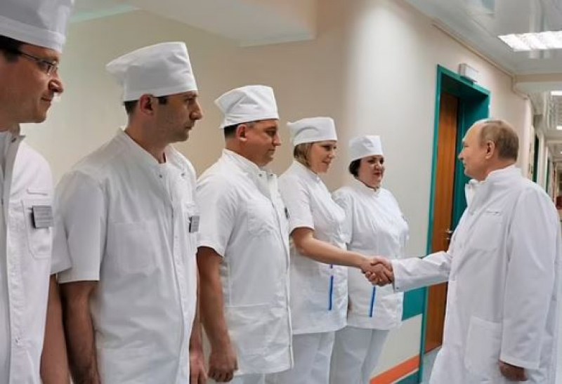 Съмненията за здравословното състояние на Владимир Путин продължават.Според изданието Дейли