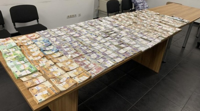 Три автобуса са задържани, пренасяли близо 2 млн. евро