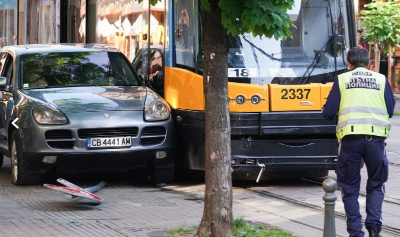 Катастрофа между трамвай и автомобил затруднява движението на ул. „Граф