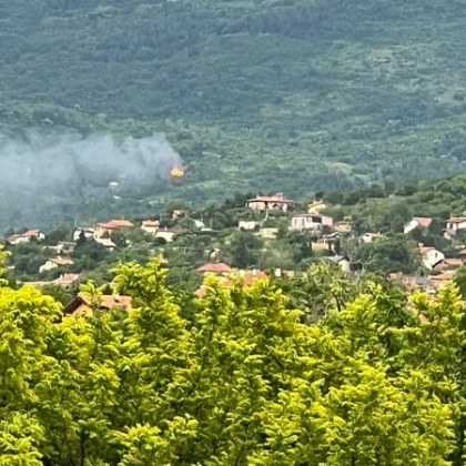 Сериозен пожар гори над Пловдив съобщи Нашият читател информира че
