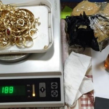 Златни бижута с общо тегло 4558 грама откриха митническите служители