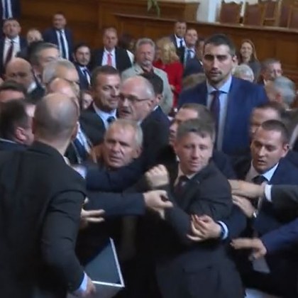 Бой между депутатите назря насред дебата по приемането на предложенията