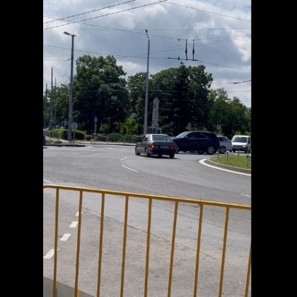 Шофьор си помисли, че е в Англия: Намърда се в насрещното на кръгово ВИДЕО