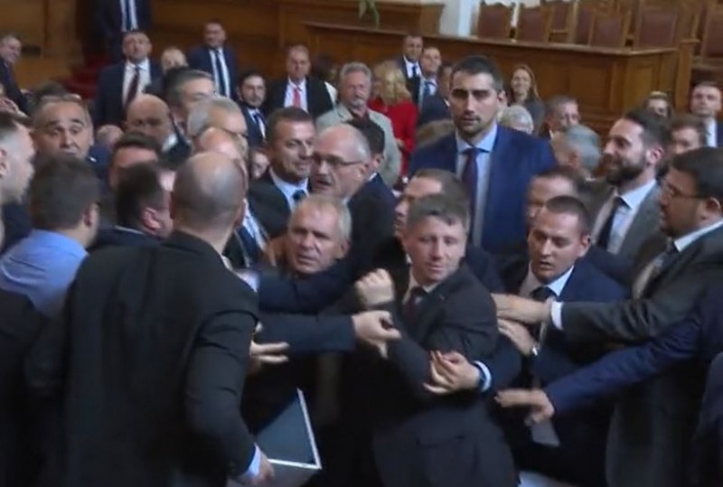 Напрежение и бой в парламента ВИДЕО