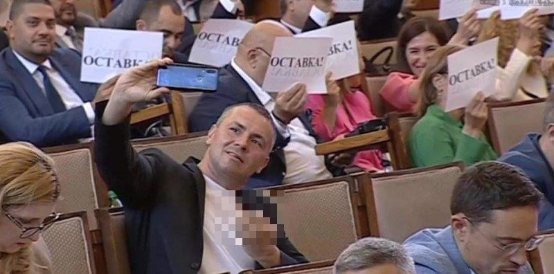 Ицо Хазарта показа среден пръст, докато си прави селфи в парламента