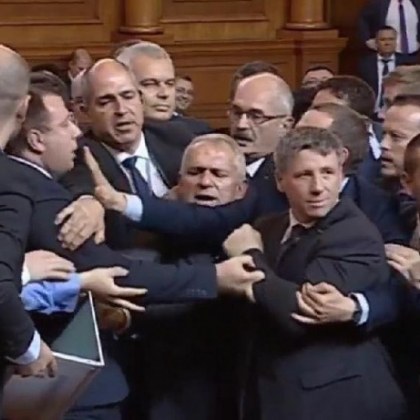 Депутат за спречкването в парламента: Жалко, че стана пред деца