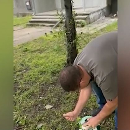 Мъж извади нож на детска площадка и разпори топка ВИДЕО
